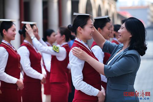 京張高鐵高姐 以專業(yè)禮儀風(fēng)貌，迎接冬奧服務(wù)新篇章